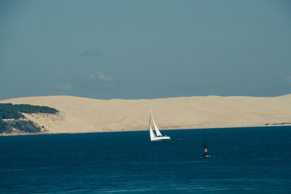 Quels conseils pour louer une maison de vacances en Bretagne avec des cours de navigation à voile et des balades à vélo ?